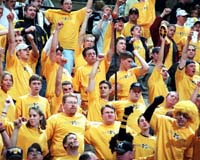 crowd.jpg (26435 bytes)